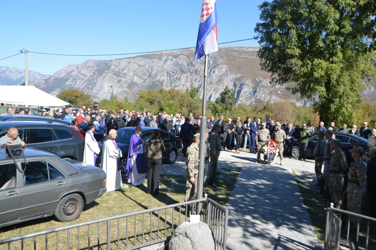 FOTO: HEROJI S VRDA SE NE ZABORAVLJAJU! Mnoštvo vjernika na svetoj misi povodom 33. obljetnice pogibije branitelja 22