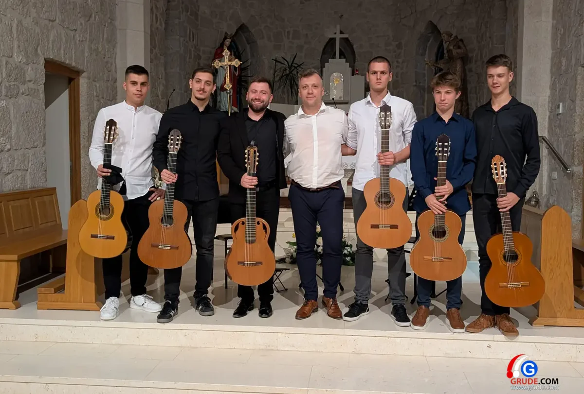 FOTO: Kulturna noć za pamćenje u crkvi svete Kate u Grudama, virtuozi na gitari sve oduševili 21