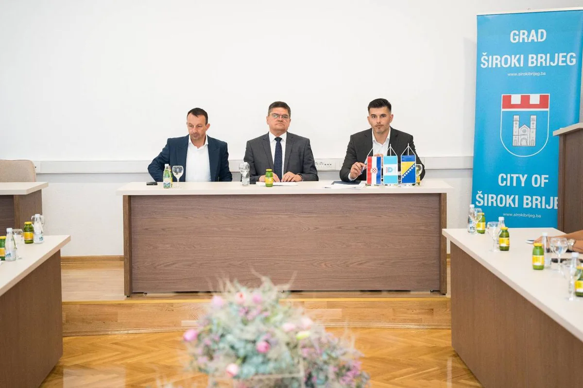 Potpisani ugovori za 25 projekata u HERCEGOVINI vrijednih više od 2,1 MILIJUN KM