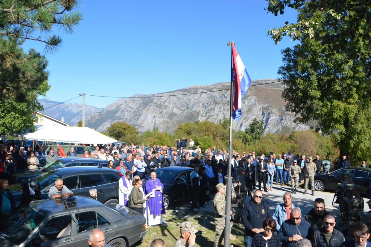 FOTO: HEROJI S VRDA SE NE ZABORAVLJAJU! Mnoštvo vjernika na svetoj misi povodom 33. obljetnice pogibije branitelja 30