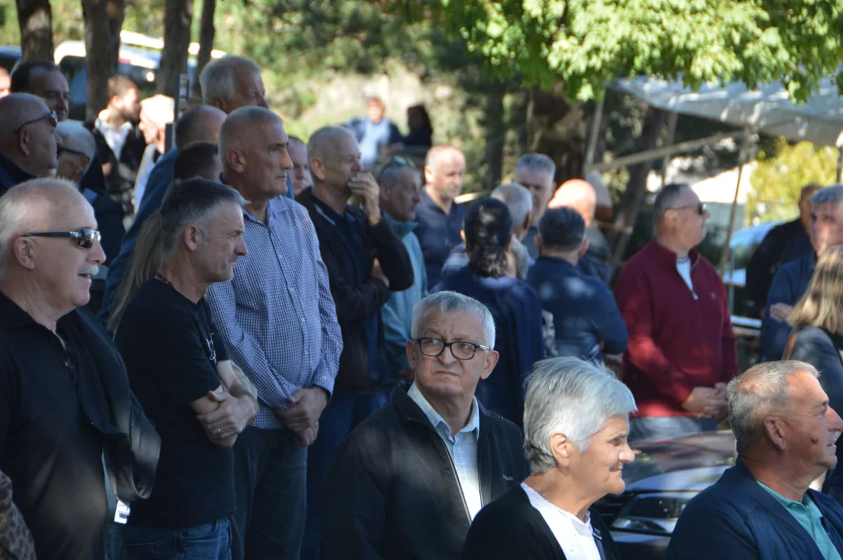 FOTO: HEROJI S VRDA SE NE ZABORAVLJAJU! Mnoštvo vjernika na svetoj misi povodom 33. obljetnice pogibije branitelja 14