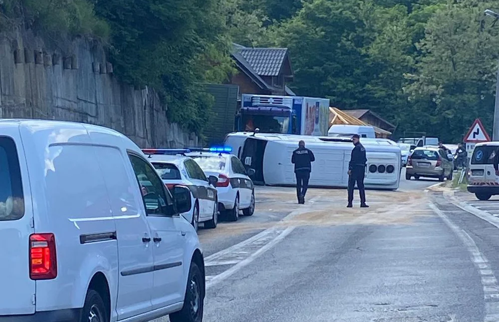 Zbog teške nesreće na M-17, potpuno obustavljen promet između Konjica i Jablanice