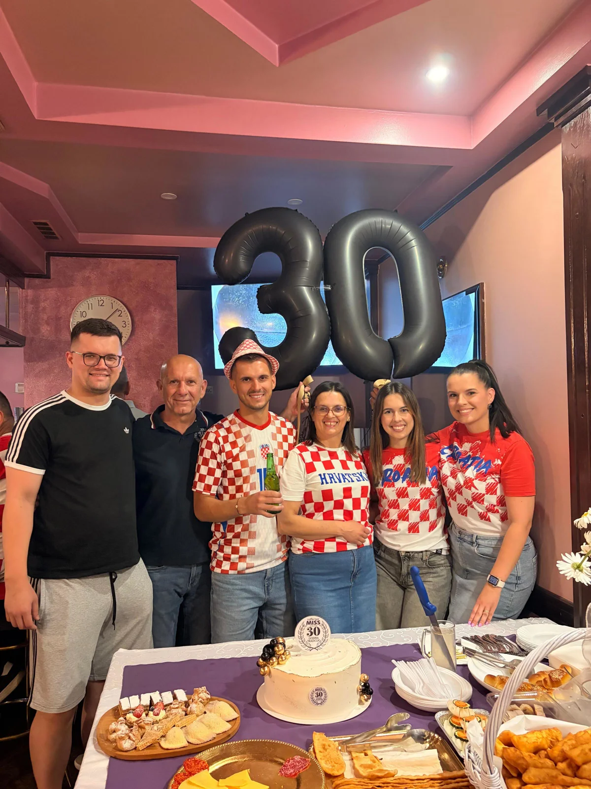 FOTO: GRUDSKI MISS PROSLAVIO 30 GODINA! Kultni kafić velikog srca okupio omiljene goste i prisjetio se prošlosti 11