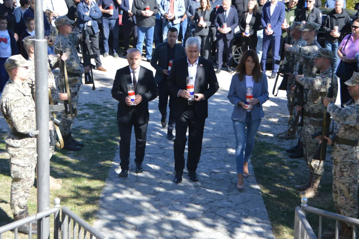 FOTO: HEROJI S VRDA SE NE ZABORAVLJAJU! Mnoštvo vjernika na svetoj misi povodom 33. obljetnice pogibije branitelja 18