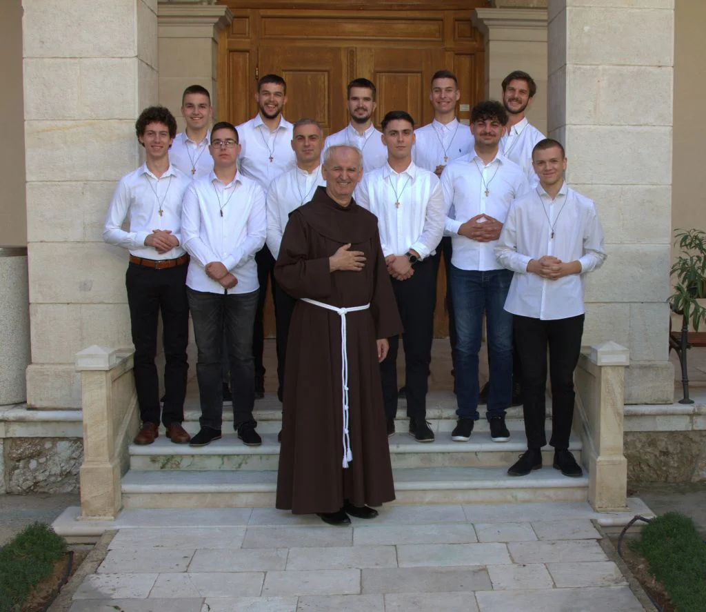 Ovo je 11 kandidata za buduće hercegovačke franjevce! Među njima i PETAR BUŠIĆ 1