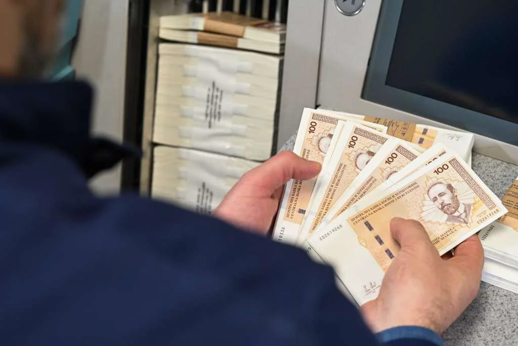 Porasla prosječna plaća u BiH, poznato koji je sektor najplaćeniji