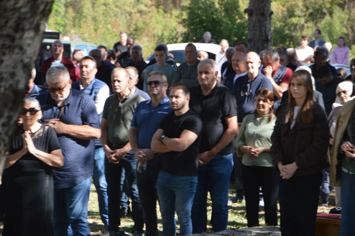 FOTO: HEROJI S VRDA SE NE ZABORAVLJAJU! Mnoštvo vjernika na svetoj misi povodom 33. obljetnice pogibije branitelja 10