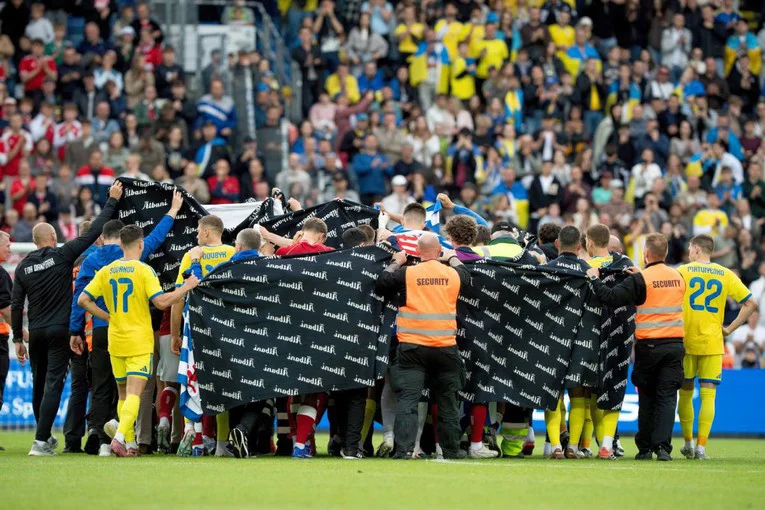 Eriksen se opet srušio! Liječnik: Defibrilator mu je spasio život
