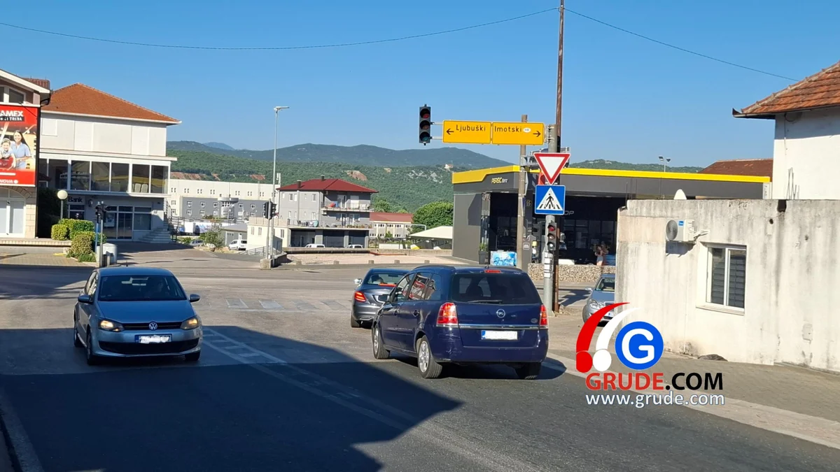 Više od 24 sata bez semafora na jednom od najprometnijih križanja u Hercegovini: Vozači zbunjeni, gužve sve veće