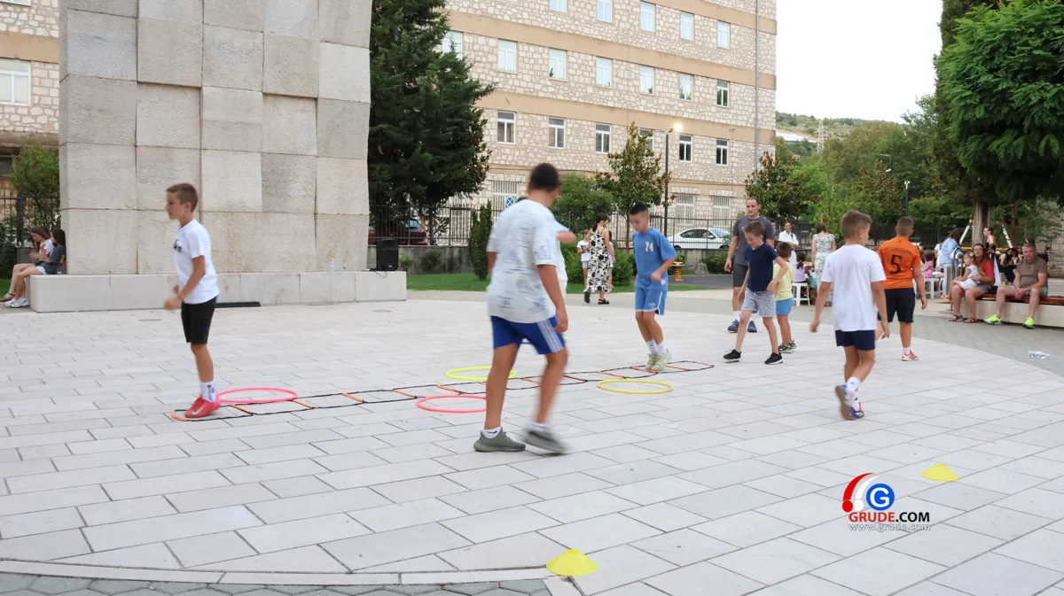 FOTO: Prvi dan dječjeg festivala ''Mala ljetna scena'' oduševio mališane, večeras slijedi nastavak programa 19