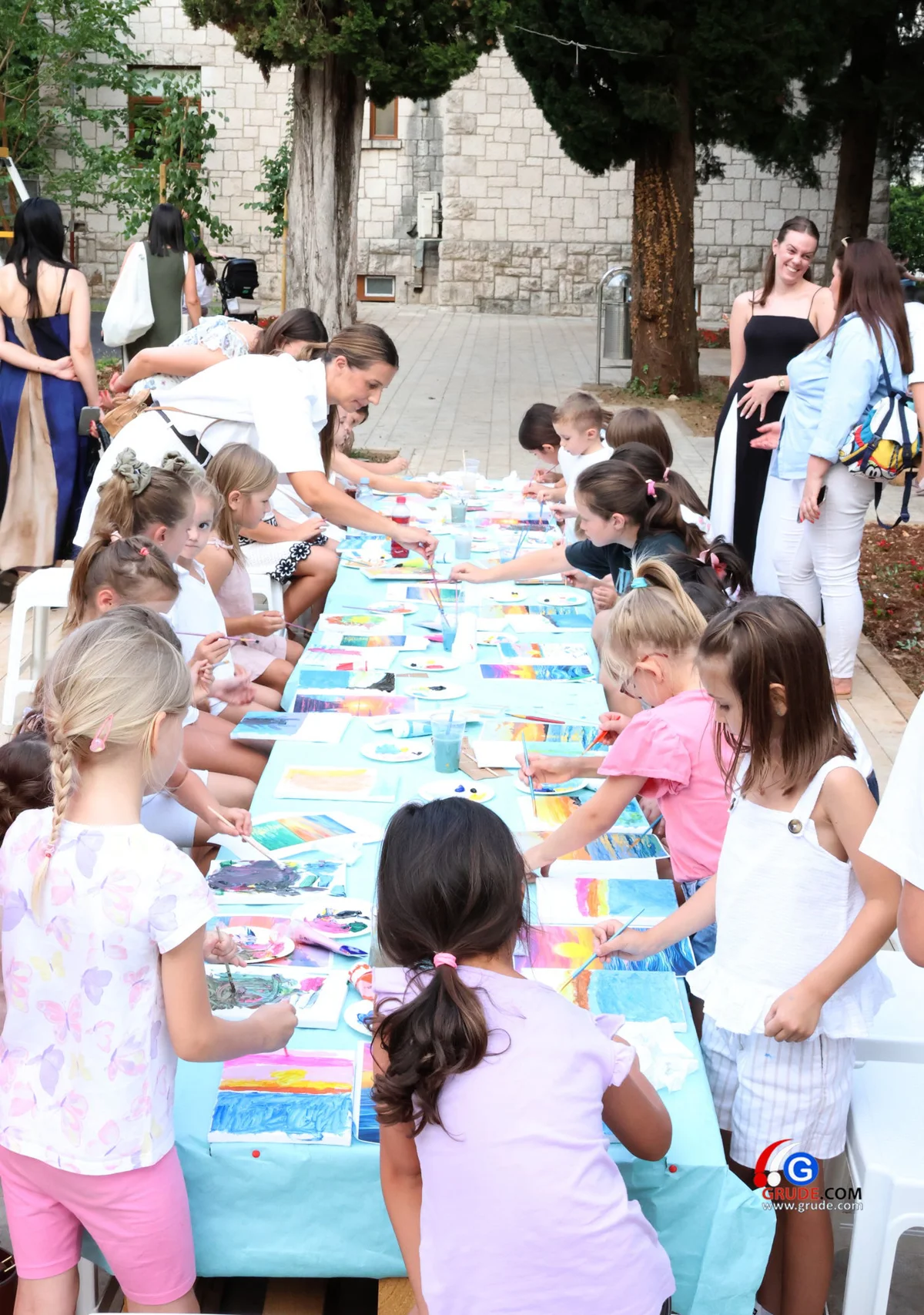 FOTO: Prvi dan dječjeg festivala ''Mala ljetna scena'' oduševio mališane, večeras slijedi nastavak programa