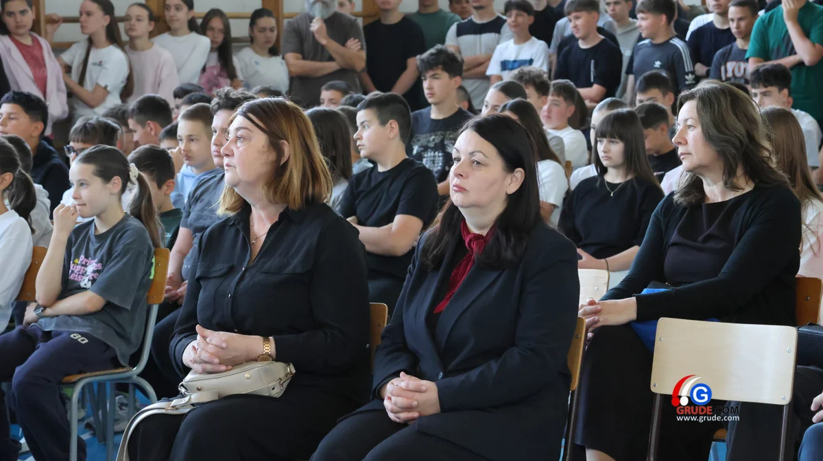 U OŠ Ruđera Boškovića stručnjaci SUMIT-a održali predavanje o sigurnosti na internetu FOTO 4