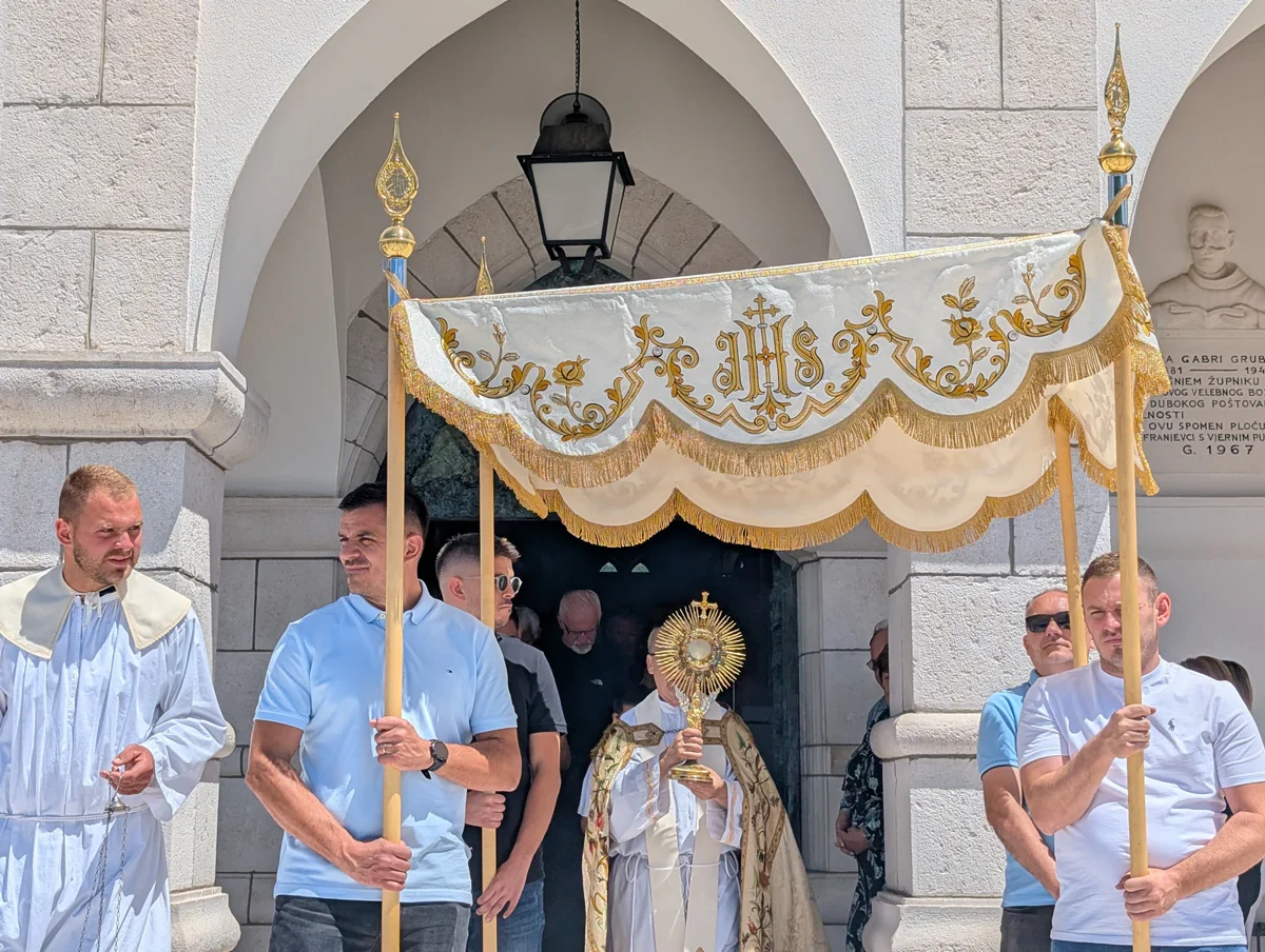 (FOTO) TIJELOVO U GRUDAMA! Fra Stanko Pavlović: Ni bolesti ni kušnje nemaju završnu riječ, nego Gospodin Bog, i zato se ne bojte! 11