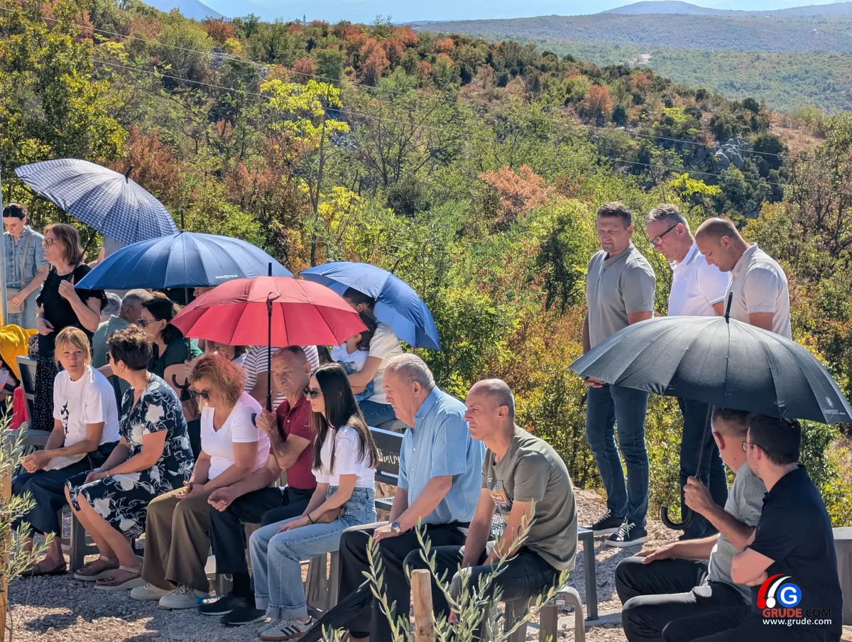 FOTO/VIDEO: Na vrhu Gruda, pod križem koji čuva Hercegovu zemlju, odjeknula poruka: Ovo je naš Križevac 22