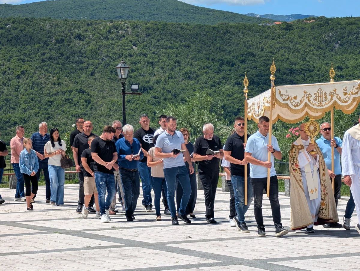 (FOTO) TIJELOVO U GRUDAMA! Fra Stanko Pavlović: Ni bolesti ni kušnje nemaju završnu riječ, nego Gospodin Bog, i zato se ne bojte! 20