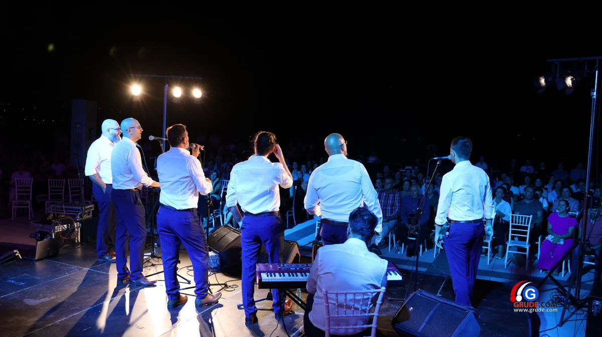 FOTO: Klapa Šufit razgalila srca Gruđana, čaroban koncert na platou crkve svete Kate 7