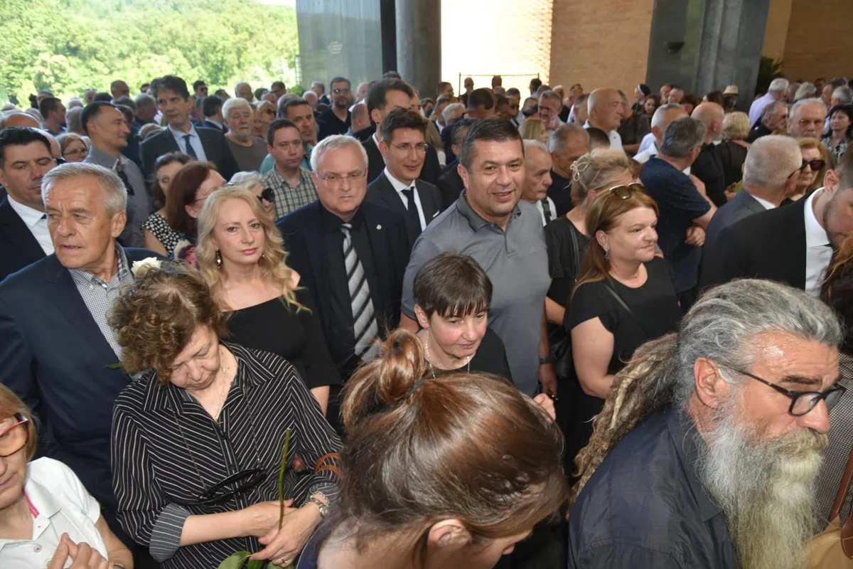 FOTO/VIDEO Heroina Julienne Eden Bušić ispraćena na posljednji počinak 15