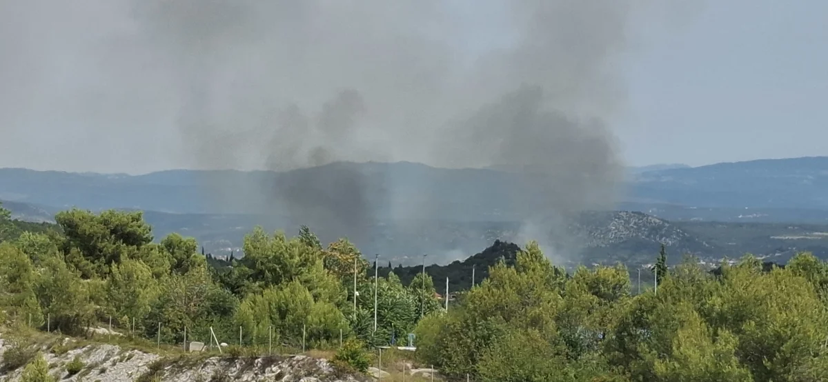 Požar kod Lisica i Crvenog Grma ugašen nakon intervencije Air Tractora
