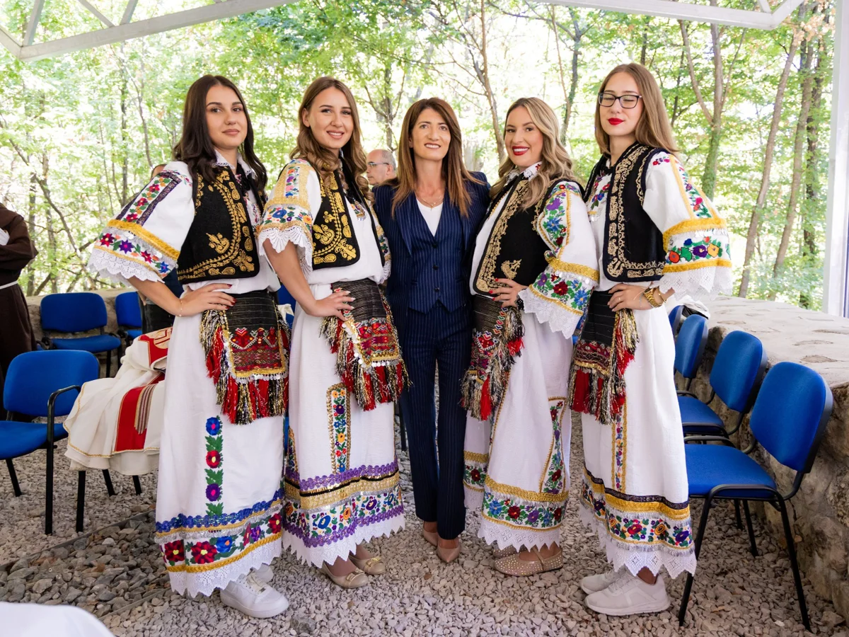 FOTO: Vijori se grb Herceg Bosne u Sarajevu i Brčkom! Darijana Filipović udarnički krenula u kampanju s ciljem povratka Hrvata u Predsjedništvo BiH