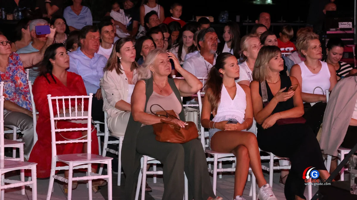 FOTO: Klapa Šufit razgalila srca Gruđana, čaroban koncert na platou crkve svete Kate 13