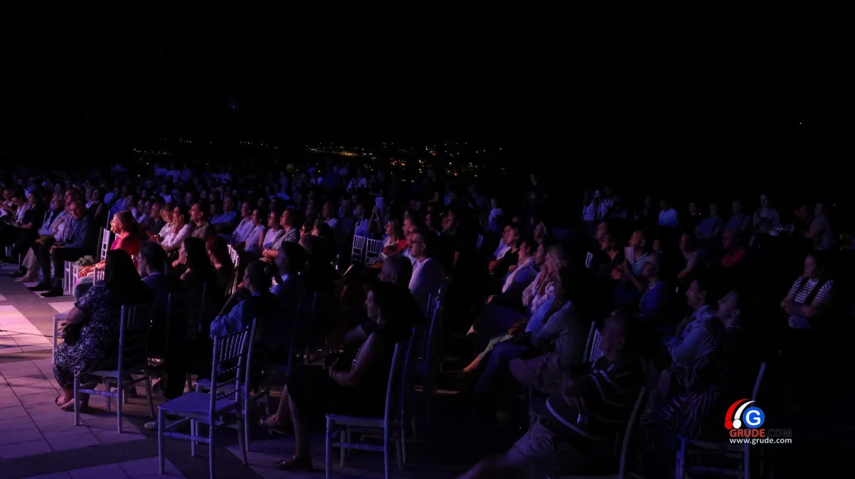 FOTO: Klapa Šufit razgalila srca Gruđana, čaroban koncert na platou crkve svete Kate 16