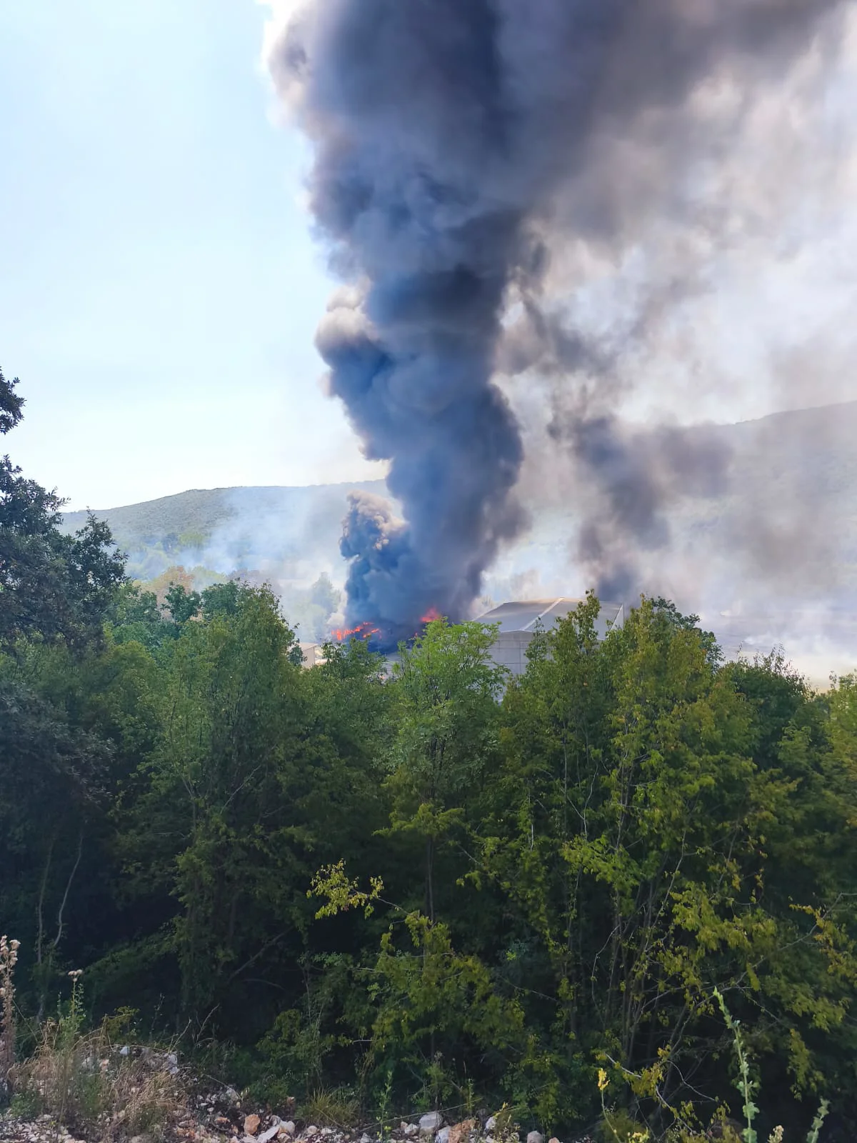 PROMETNICA ZATVORENA: VATROGASCI POKUŠAVAJU STAVITI POŽAR POD KONTROLU, POJAVIO SE NOVI PLAMEN IZNAD GRUDA