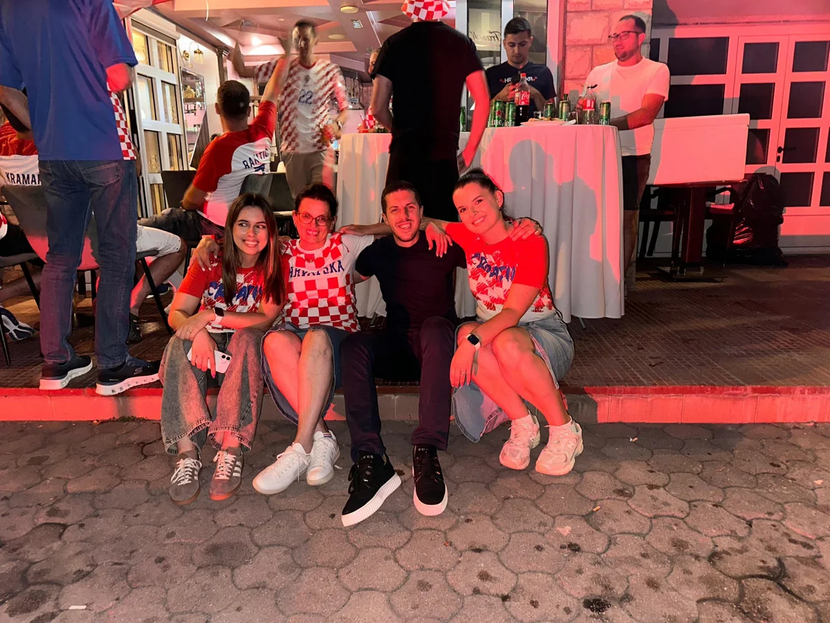 FOTO: GRUDSKI MISS PROSLAVIO 30 GODINA! Kultni kafić velikog srca okupio omiljene goste i prisjetio se prošlosti 8