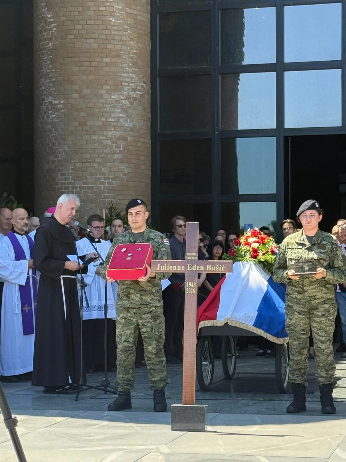 FOTO/VIDEO Heroina Julienne Eden Bušić ispraćena na posljednji počinak 21