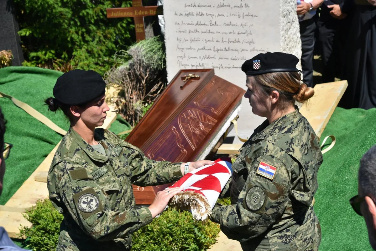 FOTO/VIDEO Heroina Julienne Eden Bušić ispraćena na posljednji počinak 9