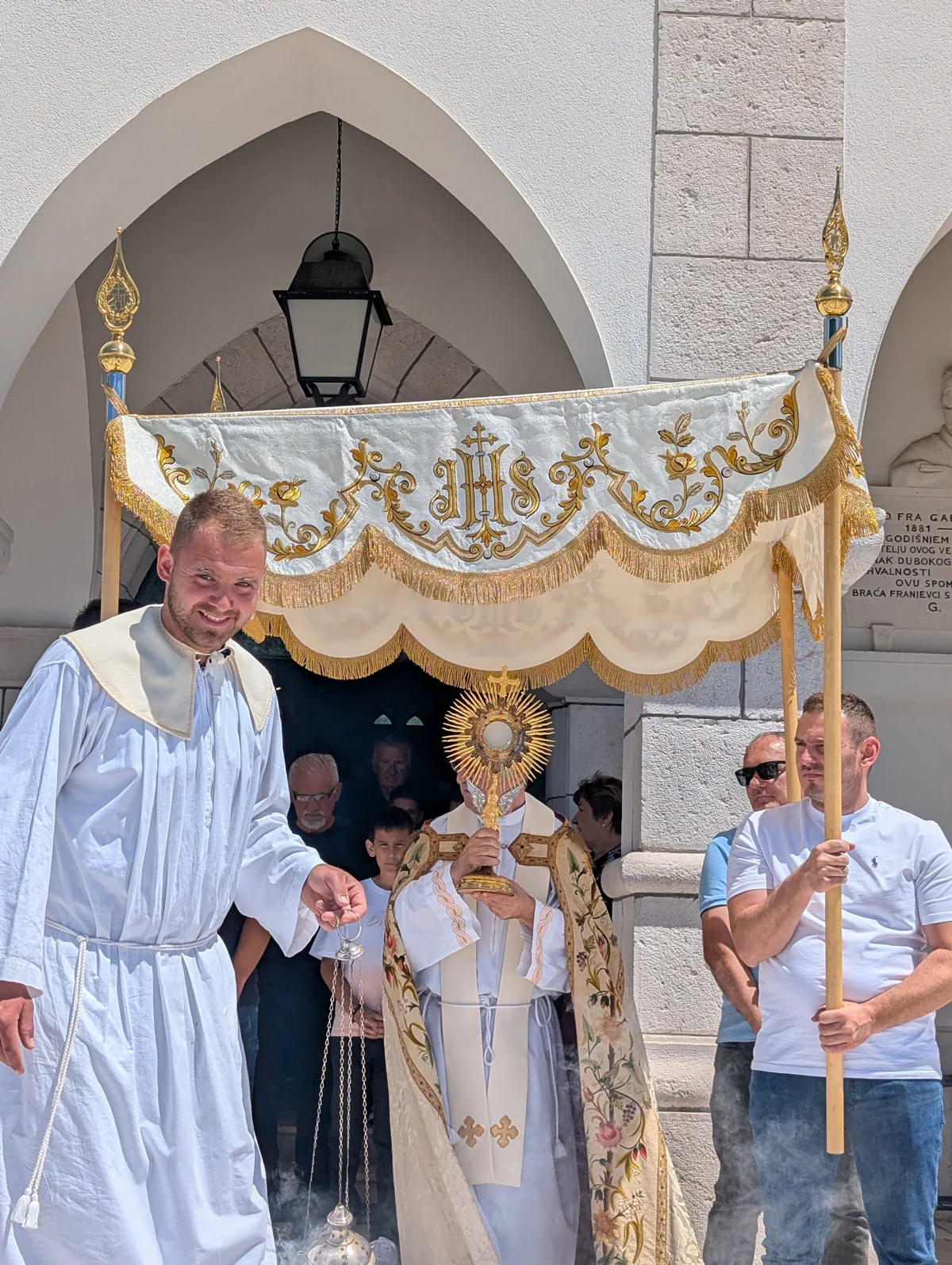 (FOTO) TIJELOVO U GRUDAMA! Fra Stanko Pavlović: Ni bolesti ni kušnje nemaju završnu riječ, nego Gospodin Bog, i zato se ne bojte! 12