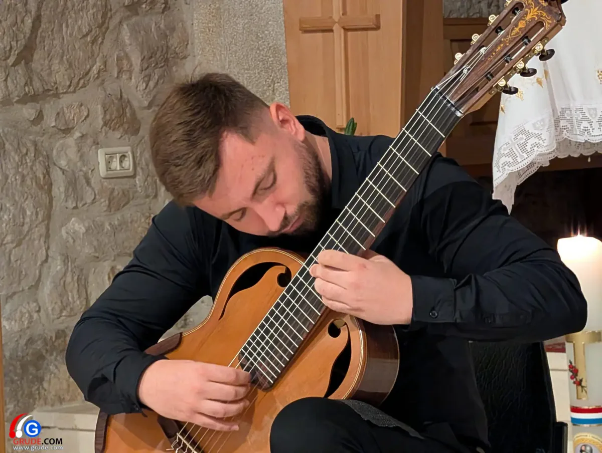 FOTO: Kulturna noć za pamćenje u crkvi svete Kate u Grudama, virtuozi na gitari sve oduševili 12