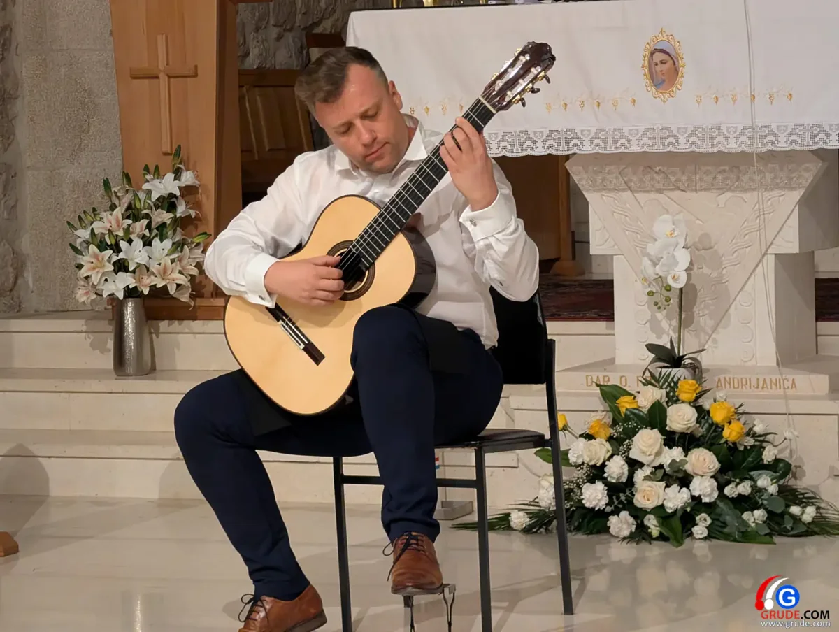 FOTO: Kulturna noć za pamćenje u crkvi svete Kate u Grudama, virtuozi na gitari sve oduševili 20
