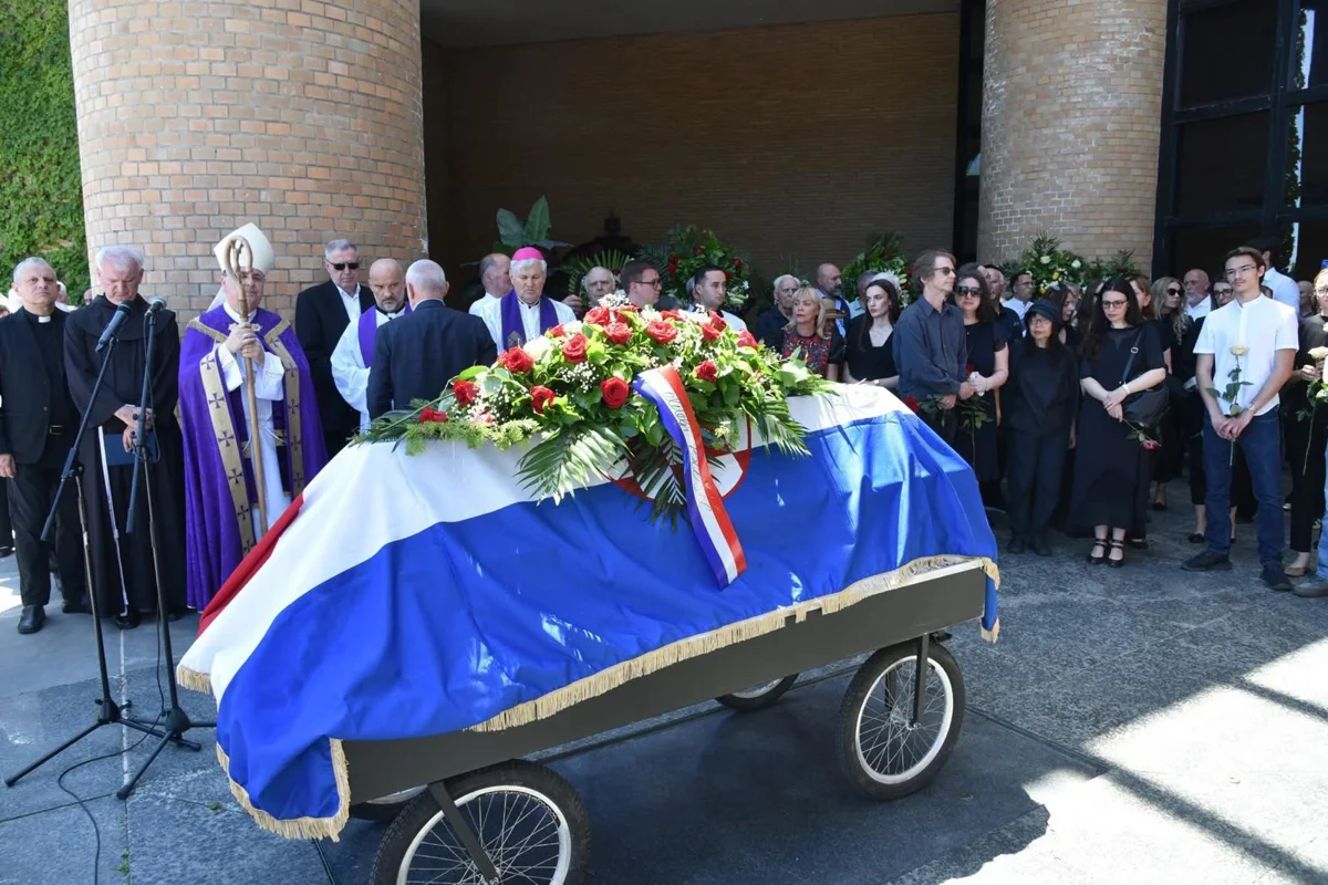 FOTO/VIDEO Heroina Julienne Eden Bušić ispraćena na posljednji počinak 16