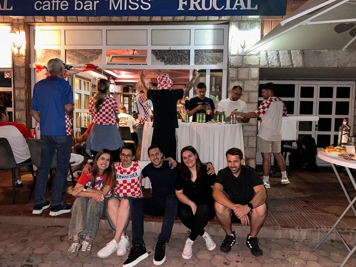 FOTO: GRUDSKI MISS PROSLAVIO 30 GODINA! Kultni kafić velikog srca okupio omiljene goste i prisjetio se prošlosti 5