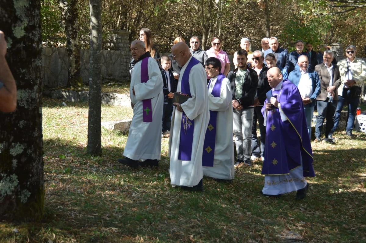 FOTO: HEROJI S VRDA SE NE ZABORAVLJAJU! Mnoštvo vjernika na svetoj misi povodom 33. obljetnice pogibije branitelja 7