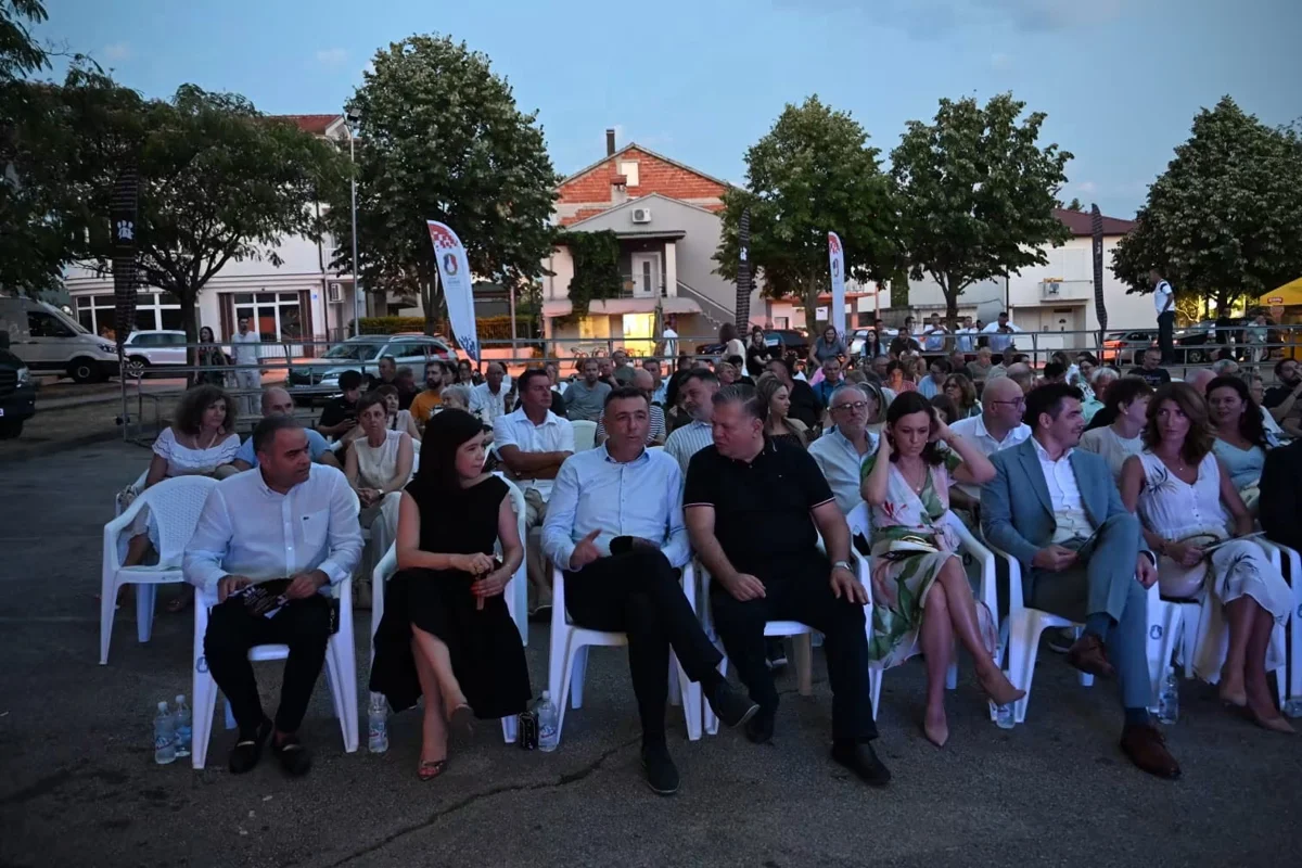 Klapa Krunik osvojila Posuški stećak, publika nagradila klapu Podvorje 8