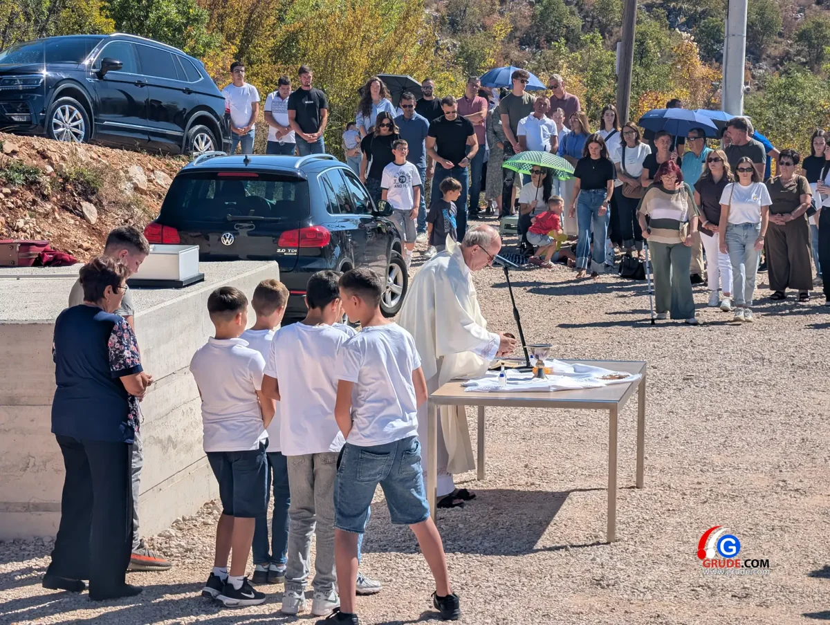 FOTO/VIDEO: Na vrhu Gruda, pod križem koji čuva Hercegovu zemlju, odjeknula poruka: Ovo je naš Križevac 41