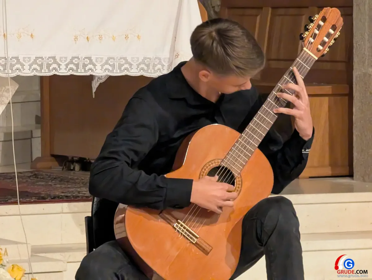 FOTO: Kulturna noć za pamćenje u crkvi svete Kate u Grudama, virtuozi na gitari sve oduševili 8