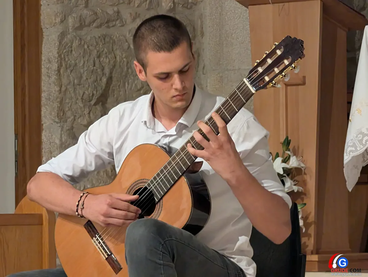 FOTO: Kulturna noć za pamćenje u crkvi svete Kate u Grudama, virtuozi na gitari sve oduševili 9