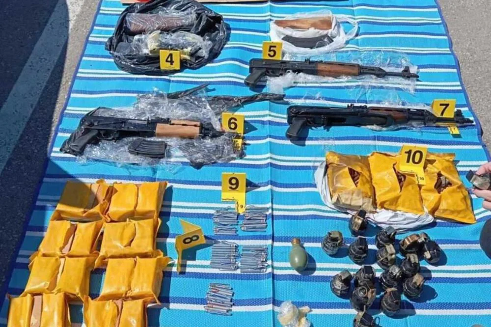 SIPA oduzela 43 bombe, 14 kg eksploziva i arsenal automatskog oružja!