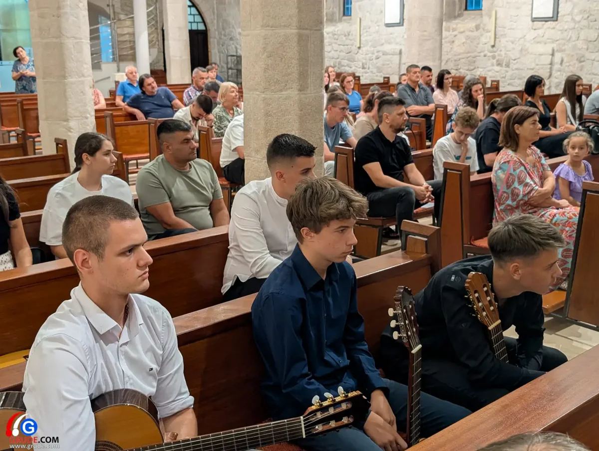 FOTO: Kulturna noć za pamćenje u crkvi svete Kate u Grudama, virtuozi na gitari sve oduševili 18