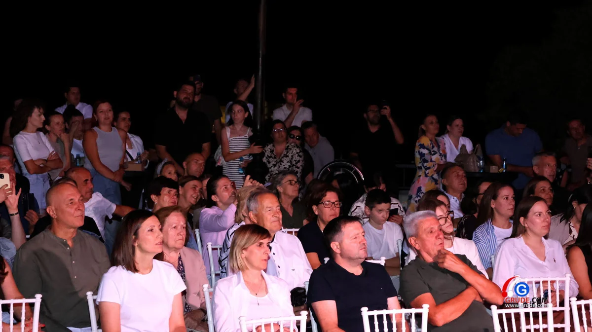 FOTO: Klapa Šufit razgalila srca Gruđana, čaroban koncert na platou crkve svete Kate 11