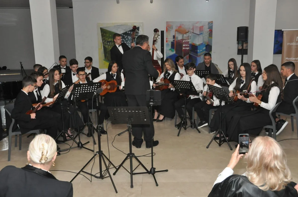 ''Tamo gdje sam rođen'' – hommage Tomislavu Ivčiću koji je raspjevao i publiku FOTO 10