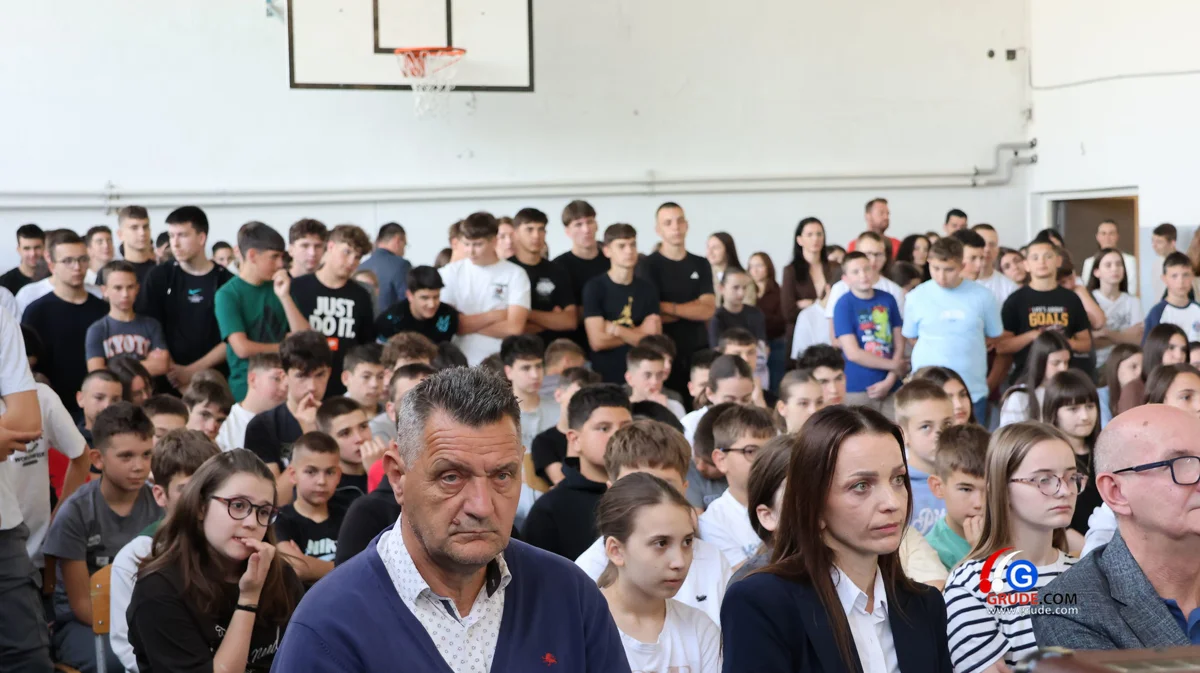 U OŠ Ruđera Boškovića stručnjaci SUMIT-a održali predavanje o sigurnosti na internetu FOTO 12