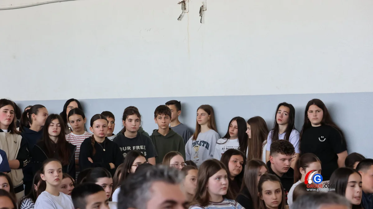 U OŠ Ruđera Boškovića stručnjaci SUMIT-a održali predavanje o sigurnosti na internetu FOTO 14