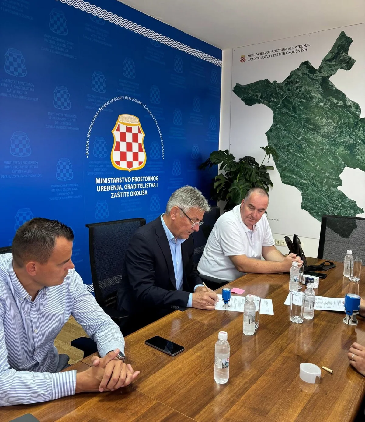 POTPISAN UGOVOR: 100.000 KM za nastavak izgradnje kolektora u Grudama FOTO 2