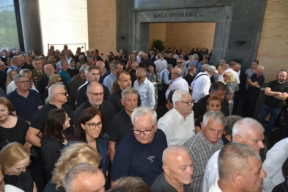 FOTO/VIDEO Heroina Julienne Eden Bušić ispraćena na posljednji počinak 17