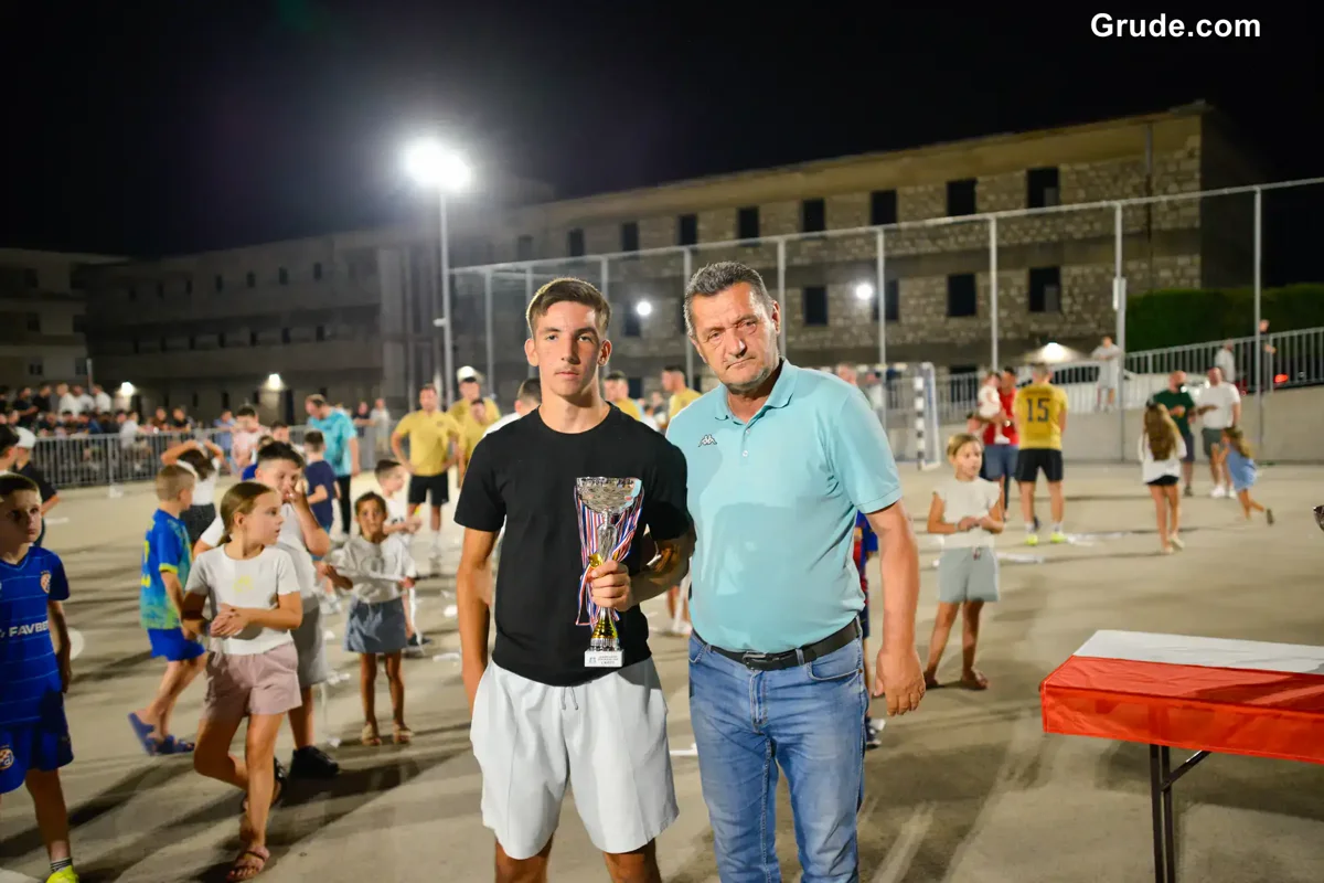 FOTO: GRUDE CENTAR uzeo povijesnu UNDECIMU, Ivan Ćorluka najtrofejniji igrač LMZ-a! Sovići juniorski prvaci 29