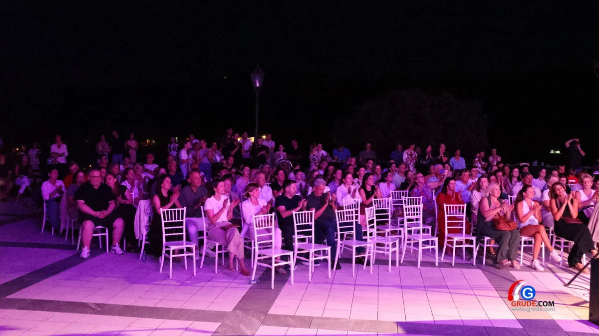 FOTO: Klapa Šufit razgalila srca Gruđana, čaroban koncert na platou crkve svete Kate 9