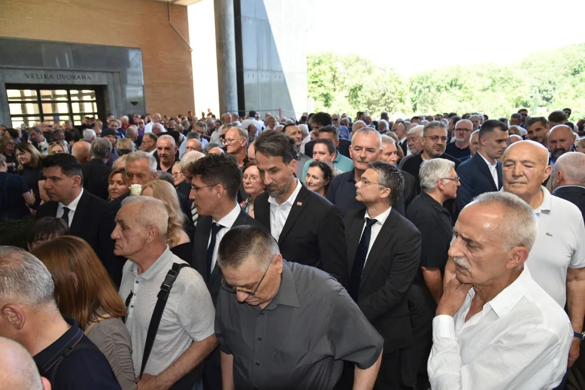 FOTO/VIDEO Heroina Julienne Eden Bušić ispraćena na posljednji počinak 14